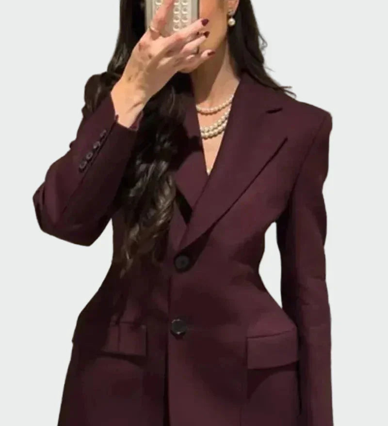 Kristina - Sako s Impresivnom Linijom i Dugmadi