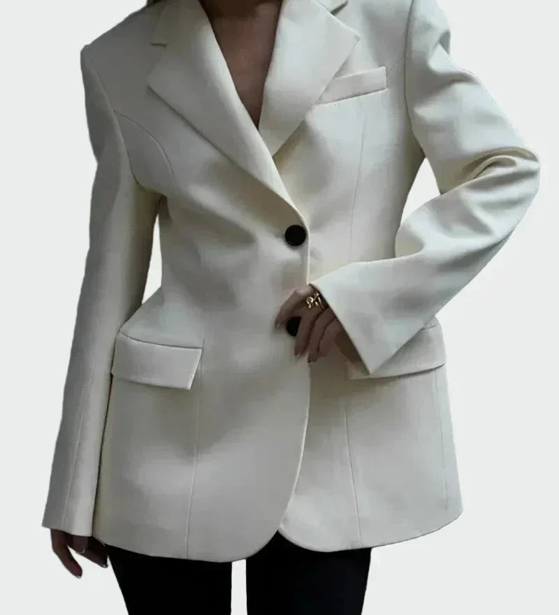 Kristina - Sako s Impresivnom Linijom i Dugmadi